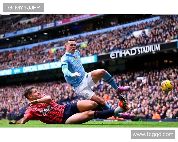 曼城凭借梅开二度的凯恩绝杀击败利物浦，登顶积分榜