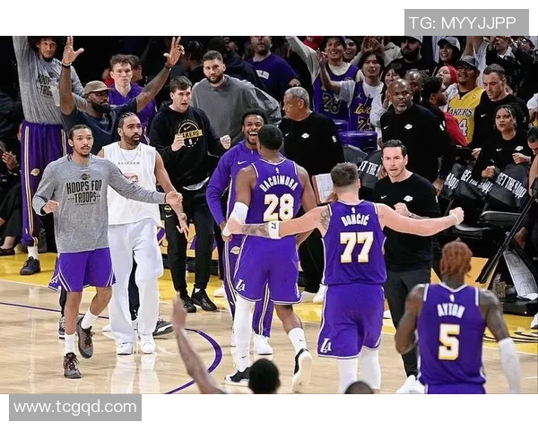 詹姆斯带伤带队连胜，湖人力压篮网夺榜首，霸气双核引爆西部赛场