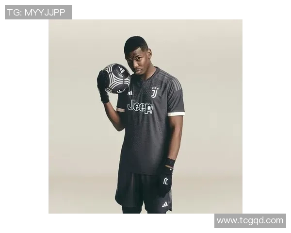 尤文图斯发布新赛季球衣，史泰龙亲自示范不负众望