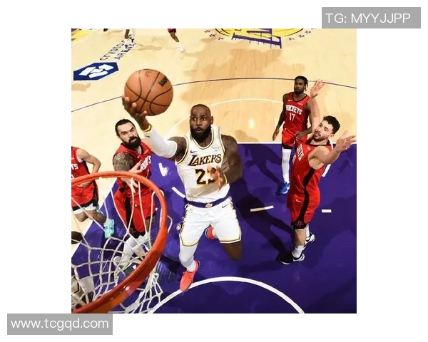 詹姆斯砍下三双西决首战湖人胜火箭