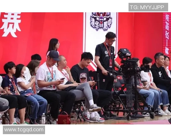 易建联与家人共同观看CBA比赛,展现家庭温馨时光 易建联与家人共同观看CBA比赛,展现家庭温馨时光